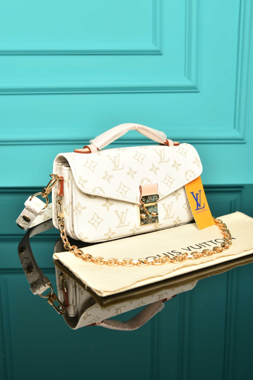 L - Pochette Metis East