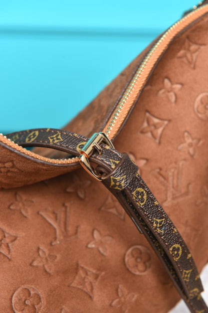 L - Multipass Bag in Suede