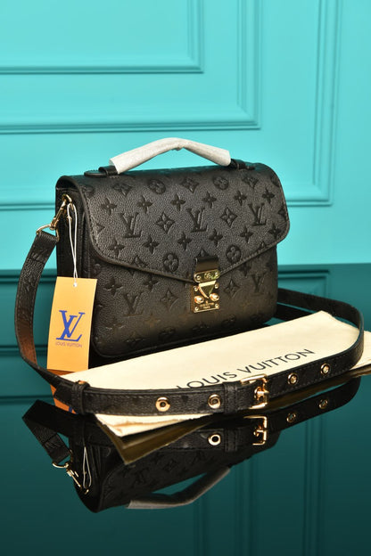 L - Metis Pochette (Black)