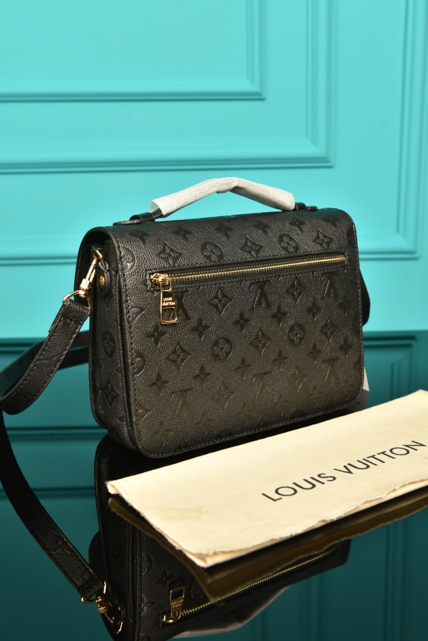 L - Metis Pochette (Black)