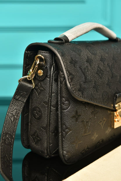 L - Metis Pochette (Black)
