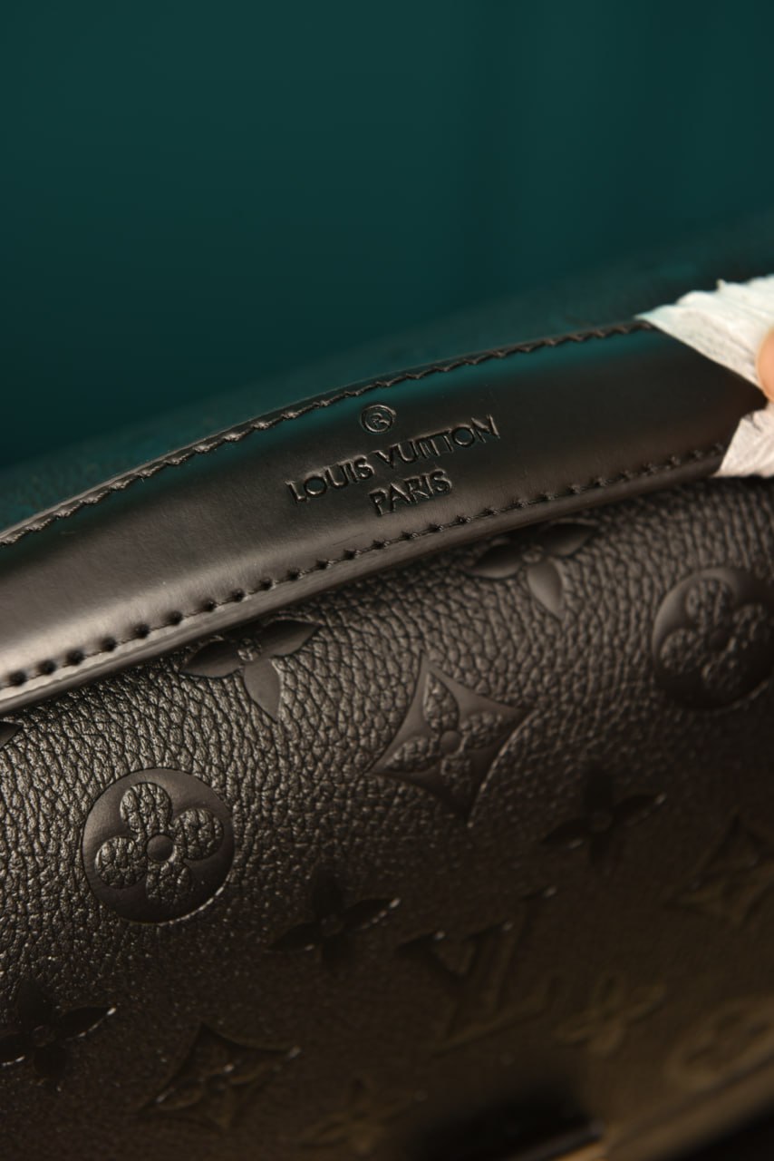L - Metis Pochette (Black)