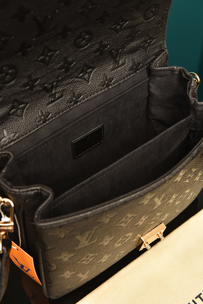 L - Metis Pochette (Black)