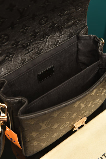 L - Metis Pochette (Black)