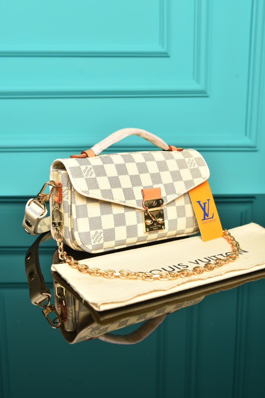 L - Pochette Metis East