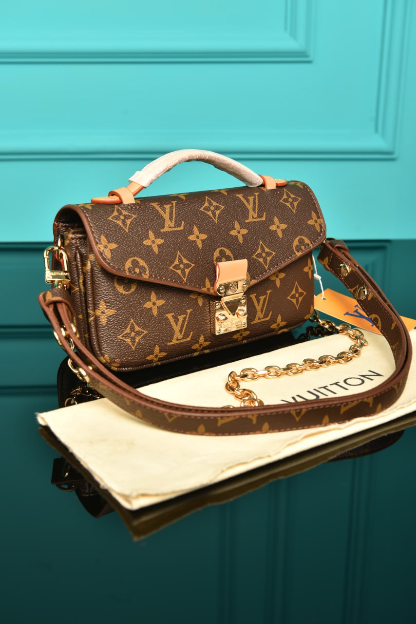 L - Pochette Metis East
