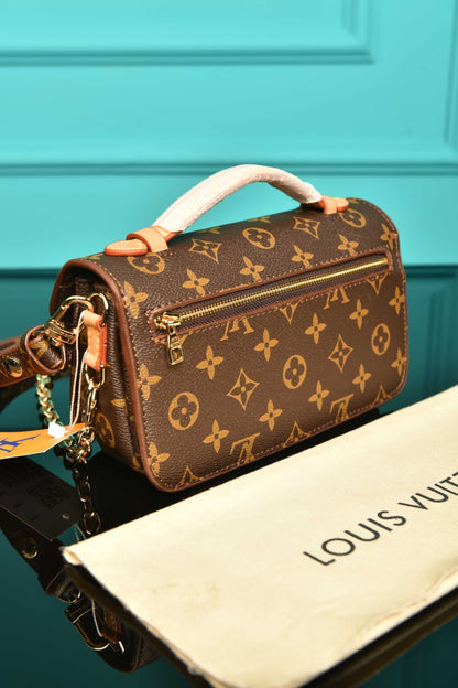 L - Pochette Metis East
