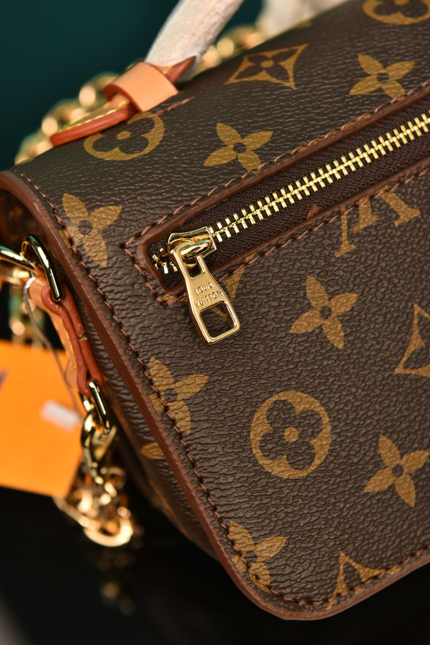 L - Pochette Metis East