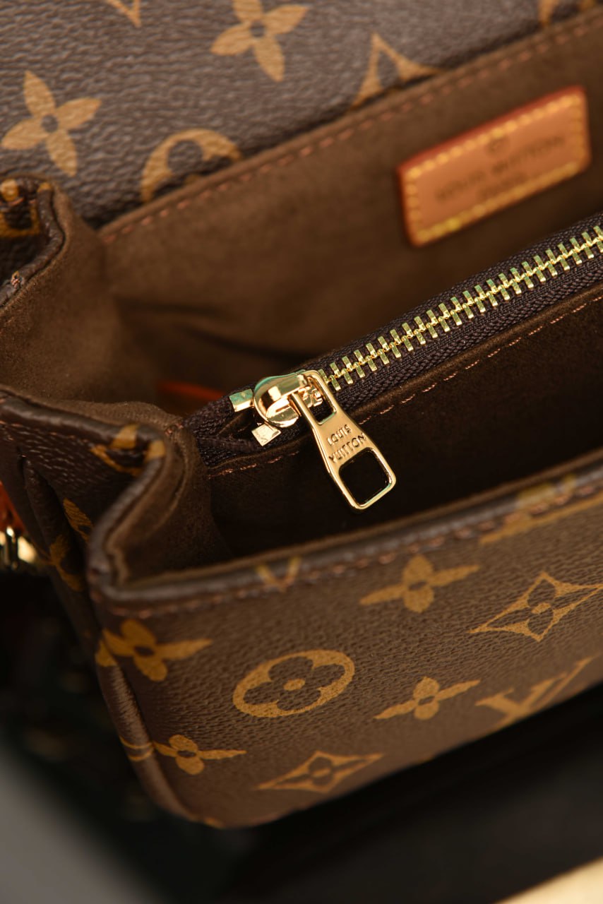 L - Pochette Metis East