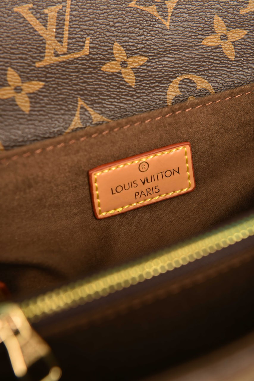 L - Pochette Metis East