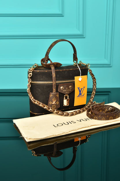 L - Vanity Chain Pouch in Suede