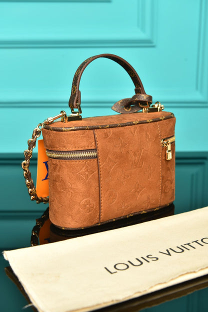 L - Vanity Chain Pouch in Suede