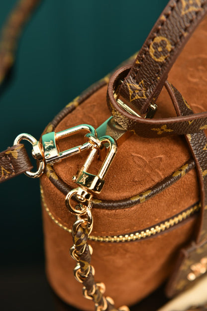 L - Vanity Chain Pouch in Suede