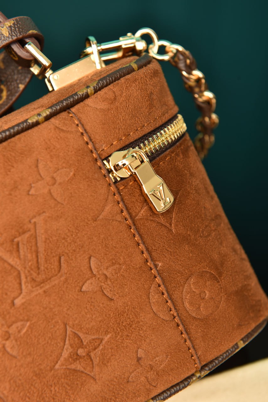 L - Vanity Chain Pouch in Suede