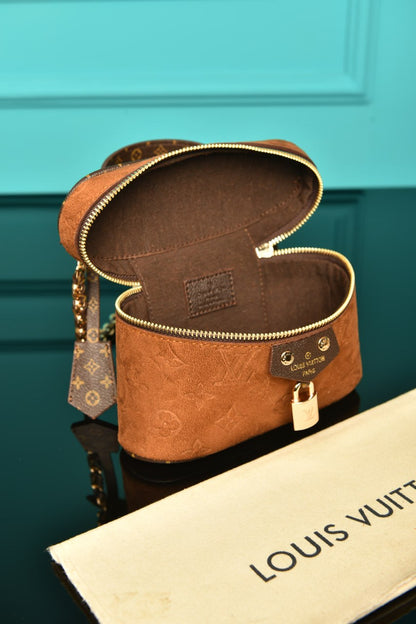 L - Vanity Chain Pouch in Suede