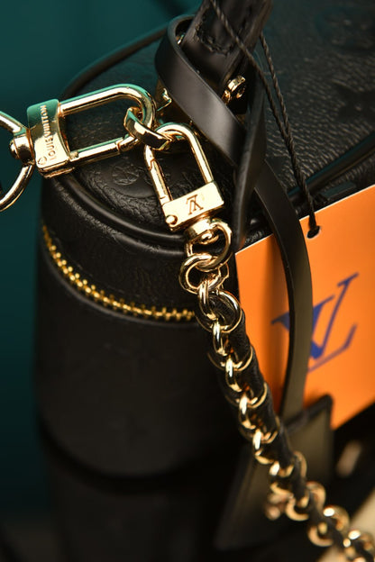 L - Vanity Chain Pouch (Black)
