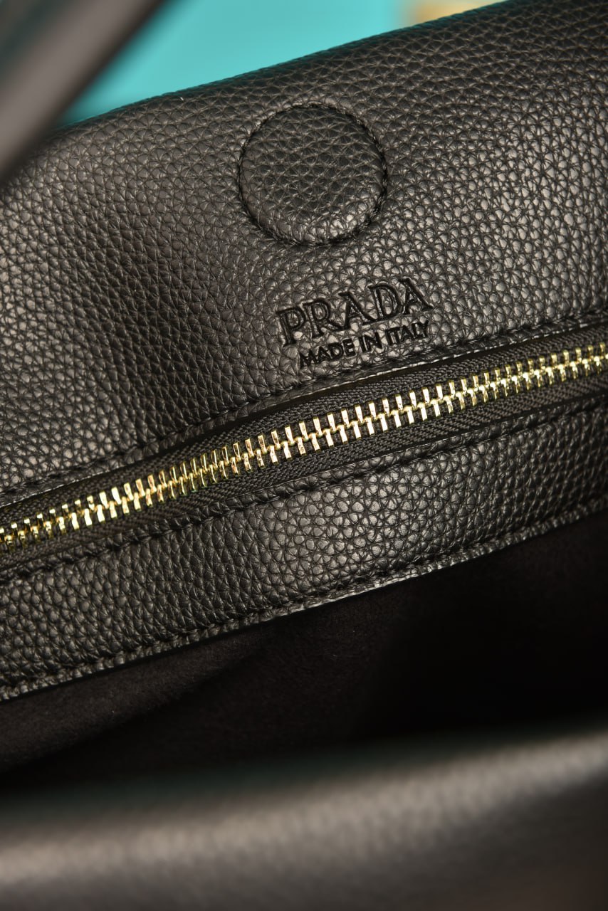 PR - Large Leather Shoulder Bag